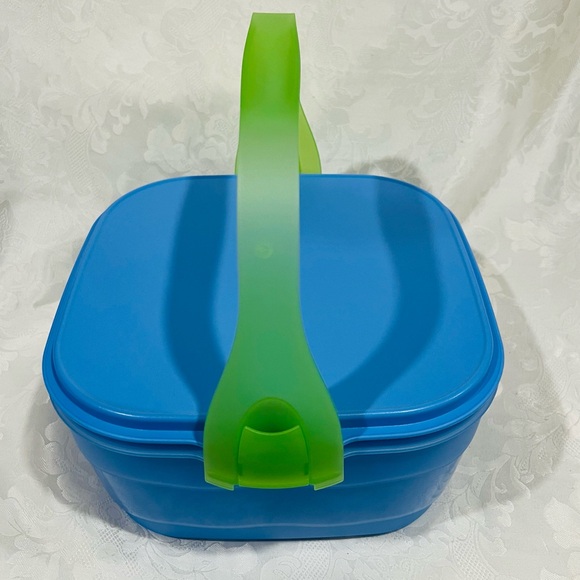 NEW (NIP) Tupperware Impressions Reversible Square Cake Taker with Green Handle - Picture 5 of 13